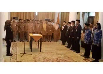 Bupati Serang Ratu Tatu Chasanah, melantik pejabat eselon II di lingkungan Pemkab setempat, Senin (6/11/2023). (SIDIK/SATELITNEWS.COM)
