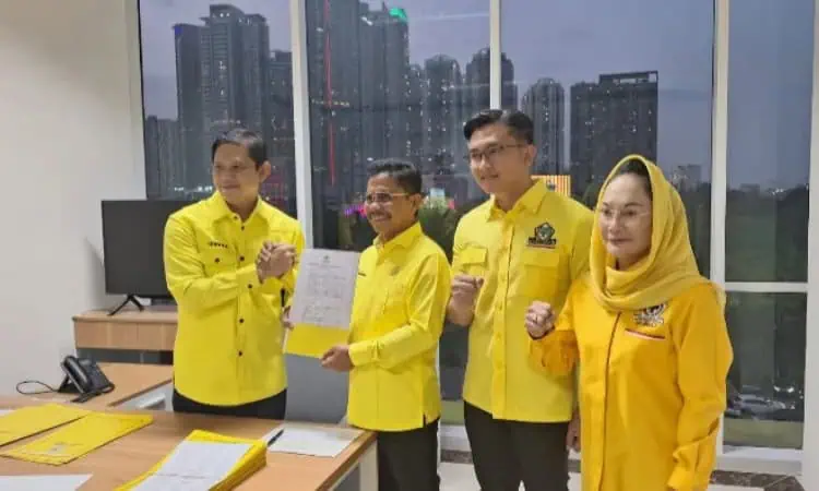 REKOMENDASI: Ketua DPD II Partai Golkar Kota Tangerang secara resmi menerima rekomendasi untuk dicalonkan sebagai kandidat Wali kota Tangerang pada Pilkada 2024 mendatang. FOTO: ISTIMEWA