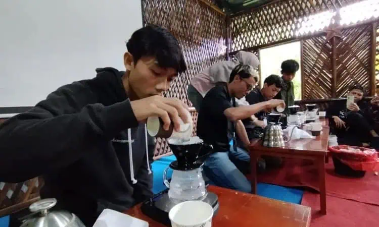 Puluhan Milenials Pandeglang Ikuti Workshop Barista