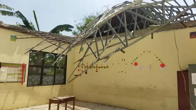 Atap Kelas SDN Pondok Cabe Udik 2 Tangsel Roboh Diterpa Angin