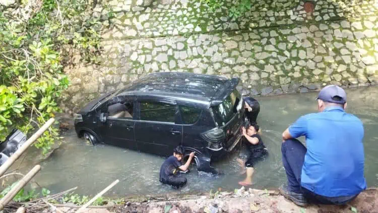 Tak Kuat Menanjak, Minibus Terjun Bebas ke Kali di Serpong