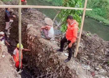 Antisipasi Banjir, Kali Sabi Kelurahan Periuk, Kota Tangerang, diturap. (ISTIMEWA)