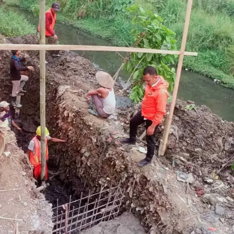 Antisipasi Banjir, Kali Sabi Kelurahan Periuk Kota Tangerang Diturap