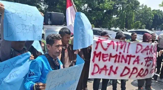 Gelar Demo, Tukang Ojek Minta Difasilitasi Kartu Member Parkir Nontunai Pasar Rangkasbitung