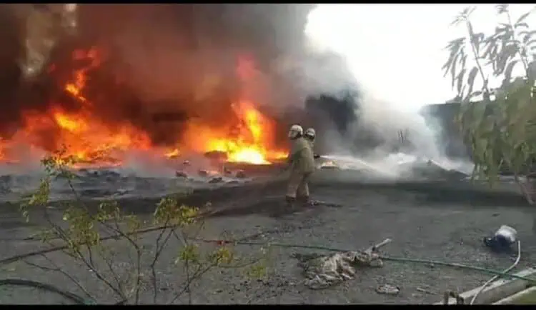 Padamkan Api Kebakaran Lapak Limbah, Pria Paruh Baya di Rajeg Terbakar