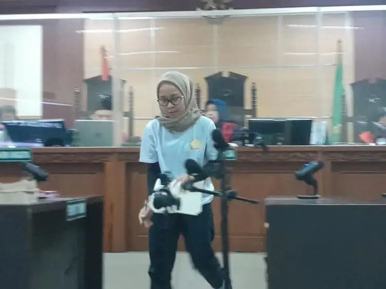 Dijerat UU ITE, Tersangka Penipuan Jual Beli Iphone Rihani Menangis
