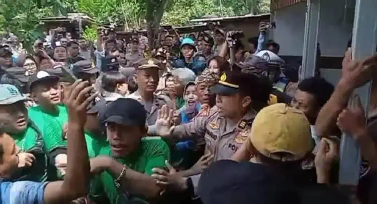 Eksekusi Pengosongan Lahan Di Kampung Gunung, Ciputat Berlangsung Ricuh