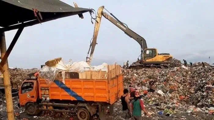Pengangkutan Sampah di TPA Rawa Kucing Berjalan Normal