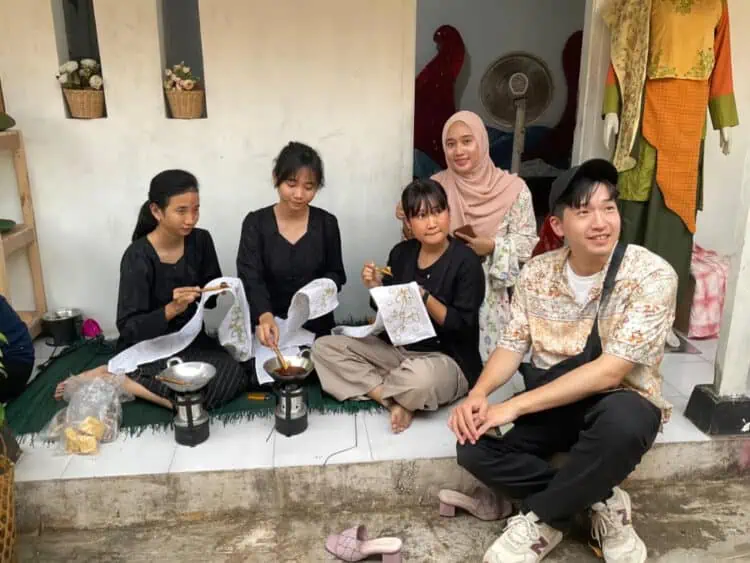 Mahasiswa Asal Jepang Sambangi Sanggar Budaya Topi Bambu Cikupa