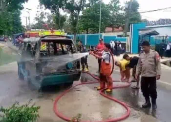 Sedang Tunggu Penumpang, Angkot di Lebak Terbakar, Penumpang Berhamburan