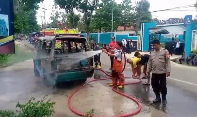 Sedang Tunggu Penumpang, Angkot di Lebak Terbakar, Penumpang Berhamburan