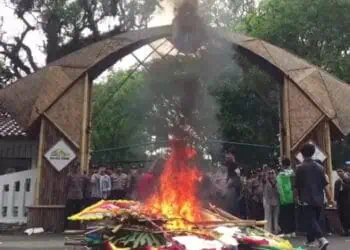 Hari Pertama Kerja, Pj Bupati Lebak Langsung Didemo dan Berujung Ricuh