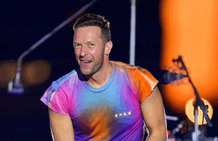 Sapa Penonton Konser dengan Pantun, Chris Martin: Jakarta, Boleh dong Pinjam Seratus!
