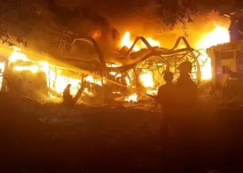 Kebakaran Hebat Landa Pabrik Sandal dan Gantungan Baju di Neglasari