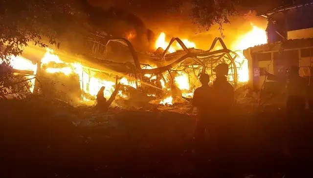 Kebakaran Hebat Landa Pabrik Sandal dan Gantungan Baju di Neglasari