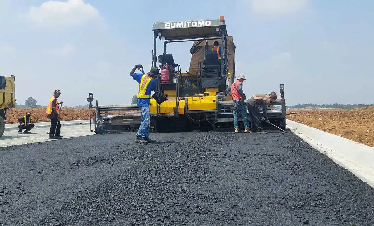Pembangunan Jalan Aspal dengan Campuran Sampah Plastik di BSD City Diresmikan Pembangunan Jalan Aspal dengan Campuran Sampah Plastik di BSD City Diresmikan