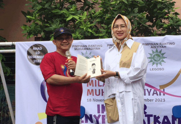 Airin Dihadiahi Buku dari Sekum Muhammadiyah