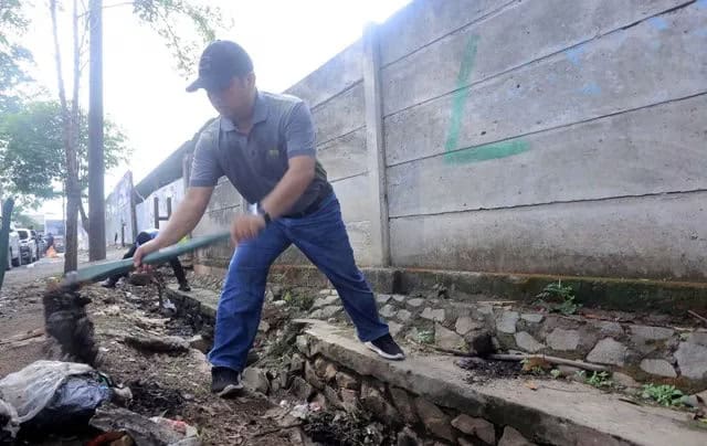 Ajak Warga Kerja Bakti, Wali kota Tangerang Pagi-pagi Bersihin Got