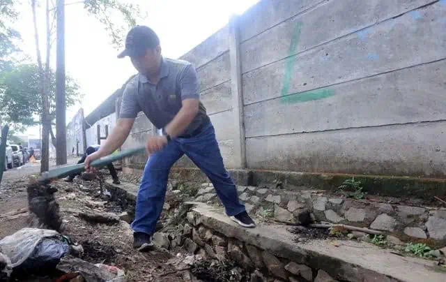 Ajak Warga Kerja Bakti, Wali kota Tangerang Pagi-pagi Bersihkan Got
