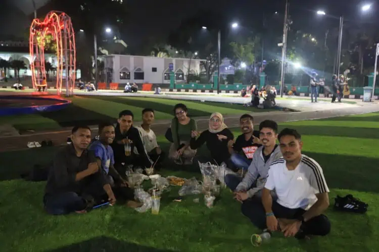Para pengunjung taman tematik di Kota Tangerang, sedang santai di momen Car Free Night. (ISTIMEWA)