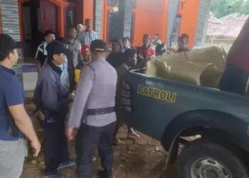 Korban tenggelam di Carita, Kabupaten Pandeglang, dievakuasi dan akan dibawa ke RSUD. (ISTIMEWA)