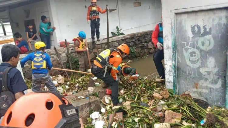 Warga Pamulang Hilang Setelah Tenggelam di Kali Sasak Kedaung