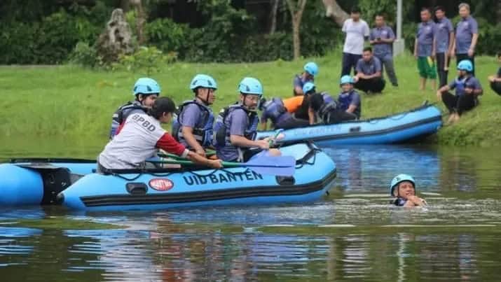 Personel BPBDPK Kabupaten Pandeglang, menyelamatkan korban tenggelam dalam acara simulasi mitigasi bencana. (FAHRIE/SATELITNEWS.COM)