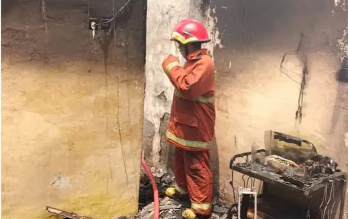Gas 3 Kg Meledak di Ciledug, 3 Orang Luka, 2 Rumah Ludes Terbakar Gas 3 Kg Meledak di Ciledug, 3 Orang Luka, 2 Rumah Ludes Terbakar