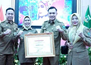 Bupati Serang Ratu Tatu Chasanah dan jajarannya, menunjukkan penghargaan yang diterimanya. (ISTIMEWA)