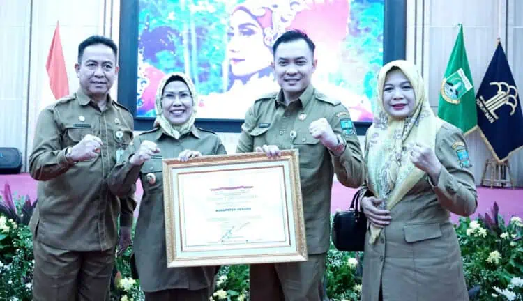Bupati Serang Ratu Tatu Chasanah dan jajarannya, menunjukkan penghargaan yang diterimanya. (ISTIMEWA)