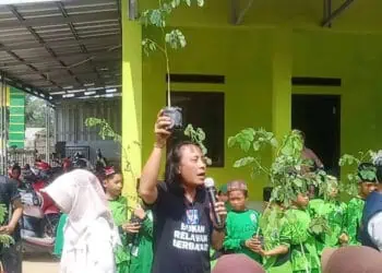 Relawan se-Banten tanam pohon dengan anak yatim, sekaligus menggelar kegiatan Baksos, di Kecamatan Cibaliung, Kabupaten Pandeglang. (ISTIMEWA)