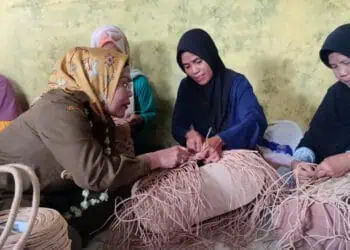 Bupati Serang Ratu Tatu Chasanah, meninjau dan belajar menganyam bersama para perajin bambu, di Desa Tegal Maja, Kecamatan Kragilan, Kabupaten Serang, Selasa (12/12/2023). (SIDIK/SATELITNEWS.COM)