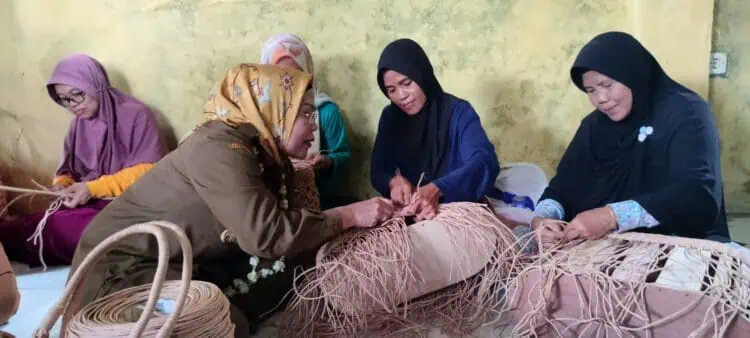 Desa Tegal Maju Kabupaten Serang Raup Penghasilan Belasan Juta dari Anyaman Bambu