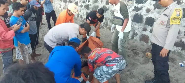 Geger! Sesosok Mayat Laki laki Ditemukan di Pantai 88 Cinangka Kabupaten Serang