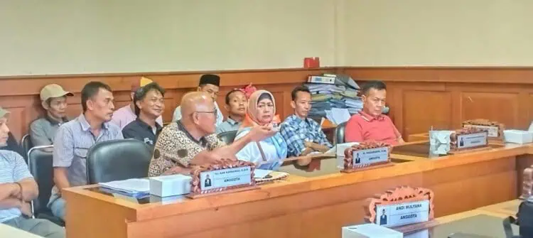 Seorang warga penolak pembangunan tower BTS, menyampaikan aspirasinya dihadapan anggota DPRD Kabupaten Pandeglang, di ruang Komisi I DPRD setempat, Rabu (13/12/2023). (FAHRIE/SATELITNEWS.COM)