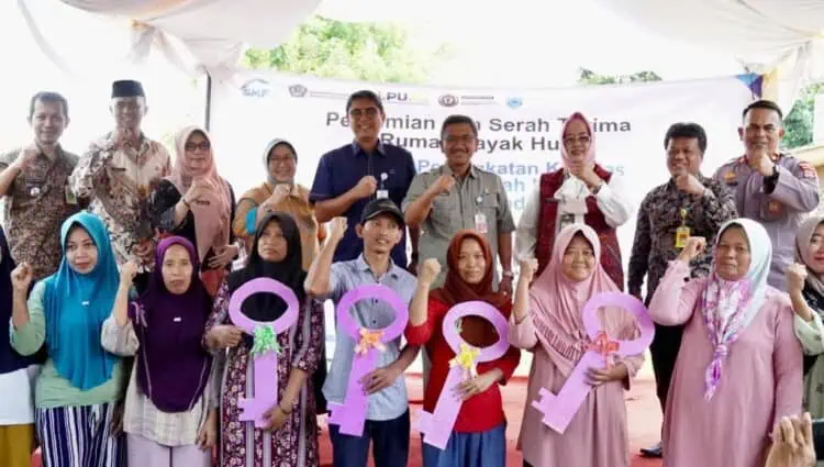 Terharu, 28 KK di Labuan Pandeglang Terima Kunci Rumah Layak Huni