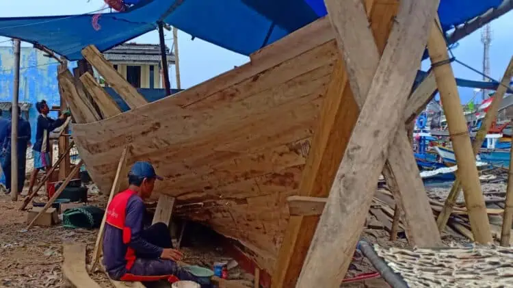 Nelayan Labuan Kabupaten Pandeglang, membuat perahu, persiapan musim melaut. (FAHRIE/SATELITNEWS.COM)