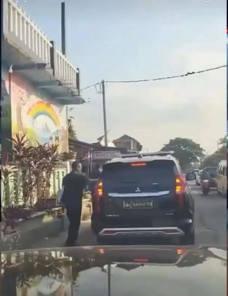 Viral, Caleg Demokrat Kampanye Dengan Mobil Plat Nomor Dinas Polisi