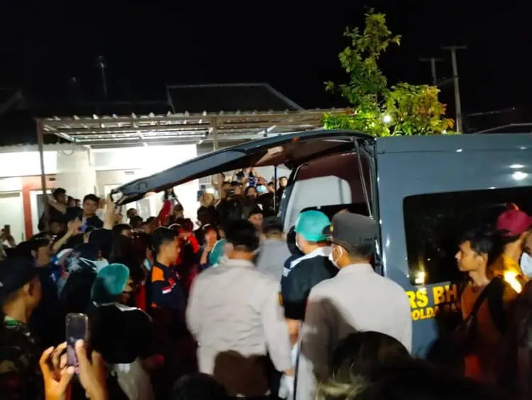 Jasad korban gantung diri, dievakuasi personel kepolisian setempat. (ISTIMEWA)