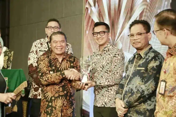 Pengelolaan Keuangan Daerah Dinilai Baik, Pemprov Berikan Penghargaan untuk Pemkab Pandeglang