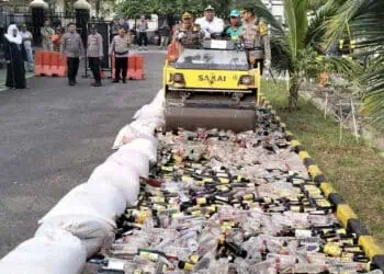 Ribuan botol Miras, dimusnahkan di halaman Mapolres Pandeglang, Kamis (21/12/2023). (FAHRIE/SATELITNEWS.COM)