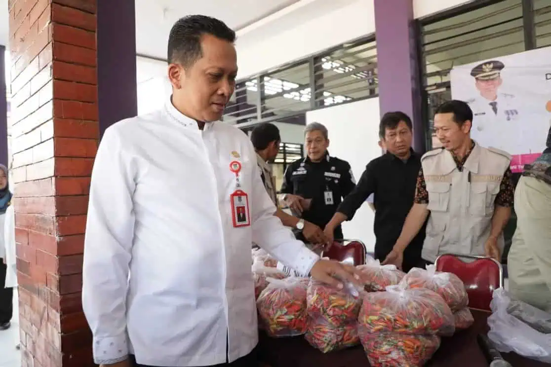 Pj Bupati Tangerang Buka Operasi Pasar Cabai Murah di Sindang Jaya Pj Bupati Tangerang Buka Operasi Pasar Cabai Murah di Sindang Jaya