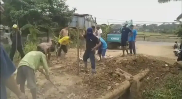 Dilewati Truk Pengangkut Tanah, Warga Kresek Bongkar Paksa Jembatan