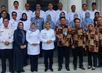 Bupati Serang Ratu Tatu Chasanah, beserta jajarannya, berfoto bersama dengan Direksi dan jajaran pegawai BPR, Rabu (27/12/2023). (ISTIMEWA)