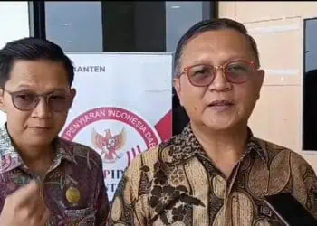 Ketua KPID Banten, Haris H Witharja, saat di wawancara. (LUTHFI/SATELITNEWS.COM)
