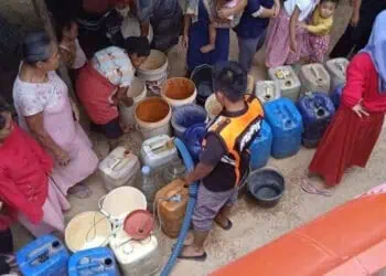 Sejumlah warga di wilayah Pandeglang selatan, antre untuk mendapatkan bantuan air bersih. (ISTIMEWA)
