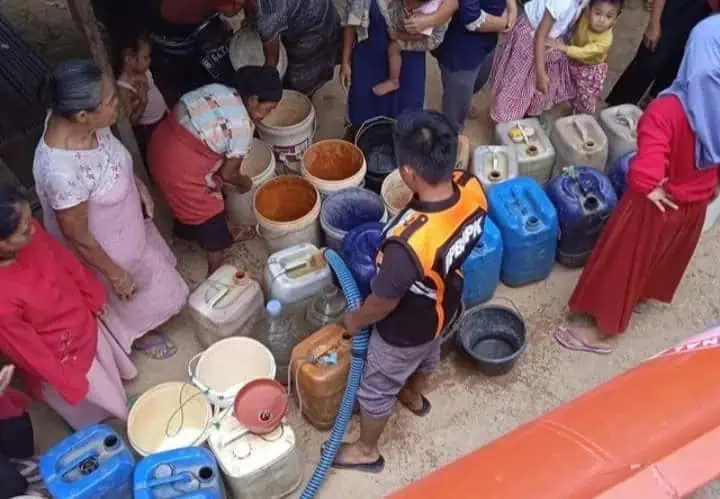 Sejumlah warga di wilayah Pandeglang selatan, antre untuk mendapatkan bantuan air bersih. (ISTIMEWA)