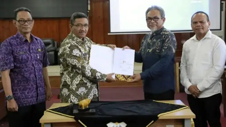 Sekda Pandeglang Ali Fahmi Sumanta (kedua dari kiri), menunjukkan Berita Acara Kerjasama Pengelolaan Pulau Liwungan, bersama Direktur PT GCM Harry Nugraha. (ISTIMEWA)