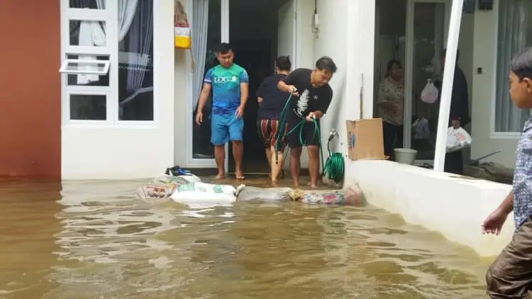 Tanggul Kali Ciledug Rembes, Perumahan Namara Residence Pamulang Terendam Air