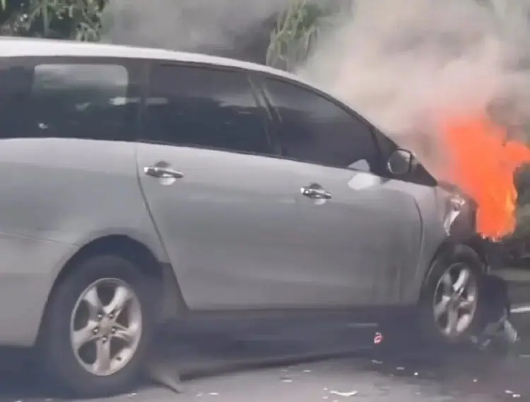 Mobil Terbakar Setelah Tabrak Dua Pemotor di Rawa Buntu